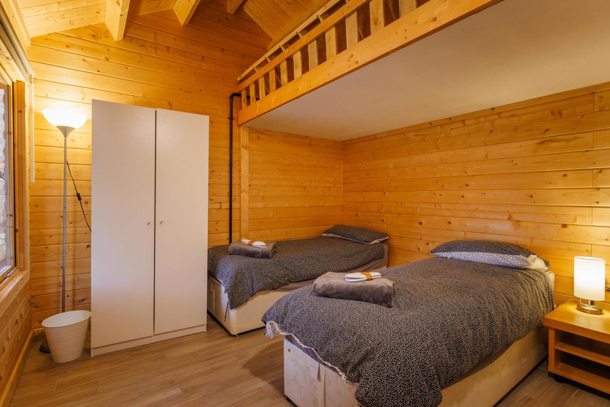 Spacious Cabin Evcharger And Free Parking Near Cambridge ภายนอก รูปภาพ